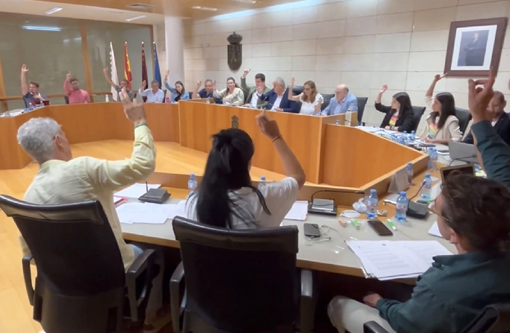 El contrato de gestión y explotación del servicio de la piscina cubierta, a debate